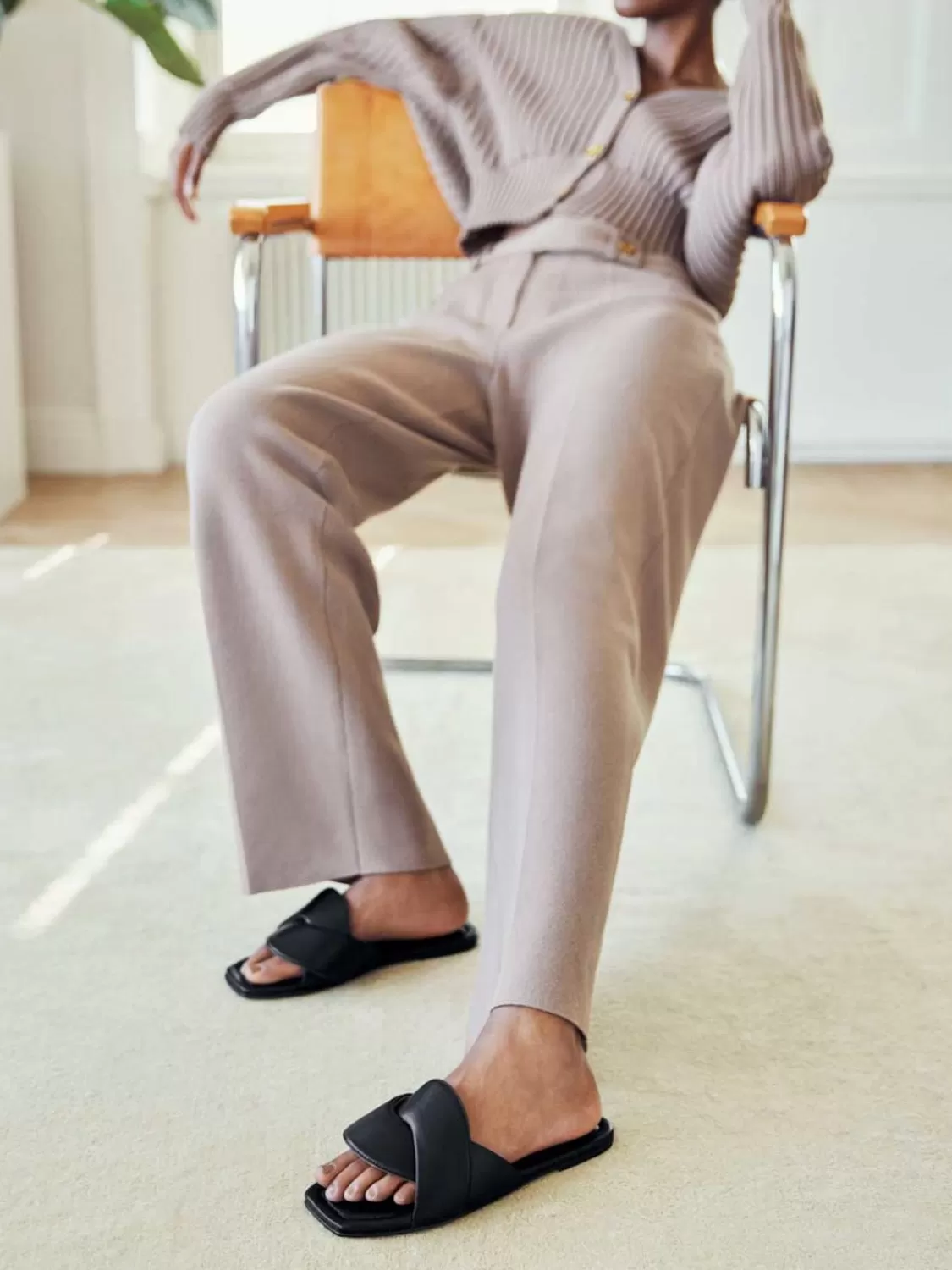 ATP Atelier Capurso Nappa Platta Sandaler Svart Shop